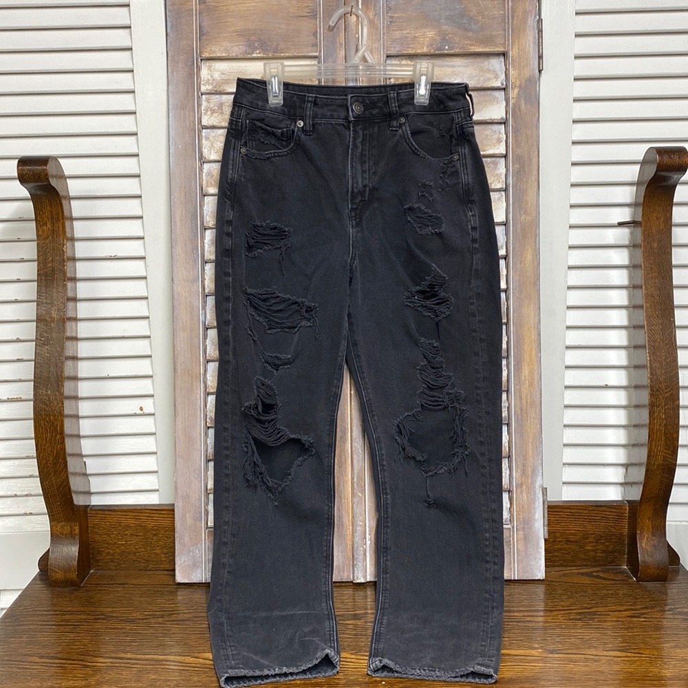 American Eagle distressed jeans. Size 4, regular fit.
